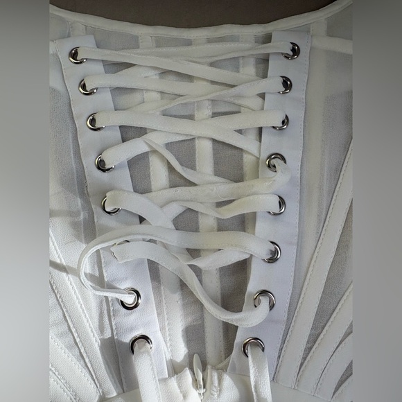 Elegant White Mini Dress - Picture 6 of 8